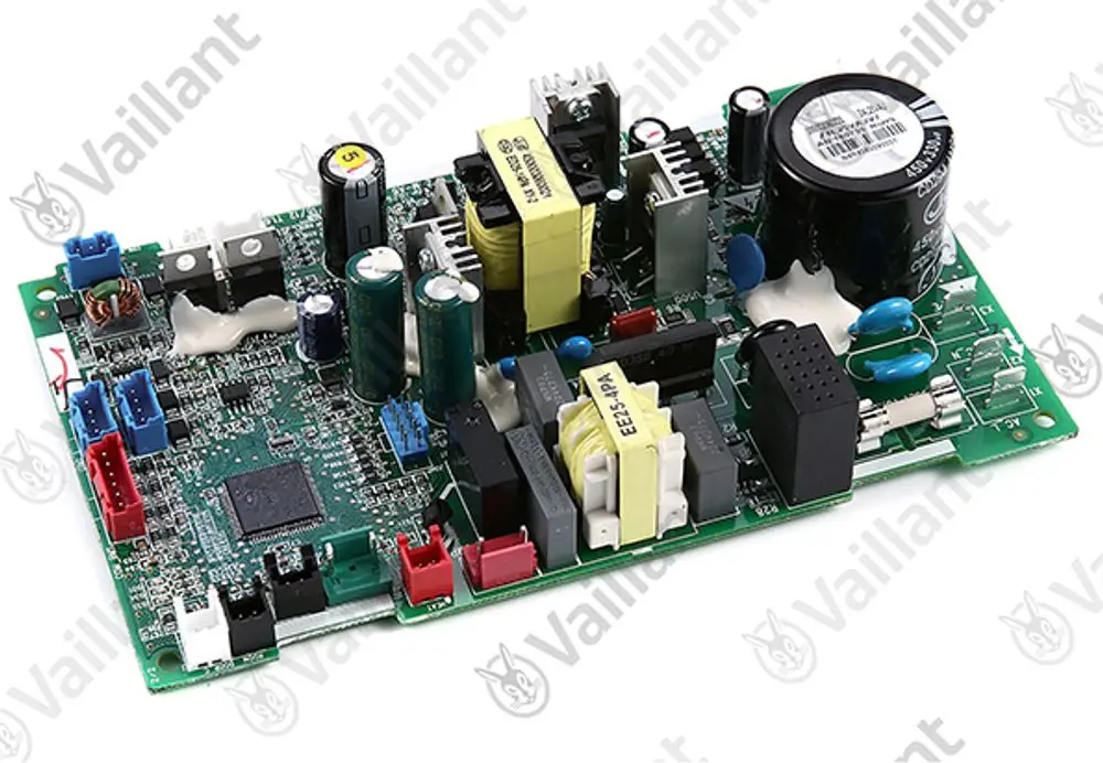 Leiterplatte von Vaillant, bestückt mit verschiedenen elektronischen Komponenten, darunter Kondensatoren, Transistoren und Anschlüsse zum Steuern und Überwachen.